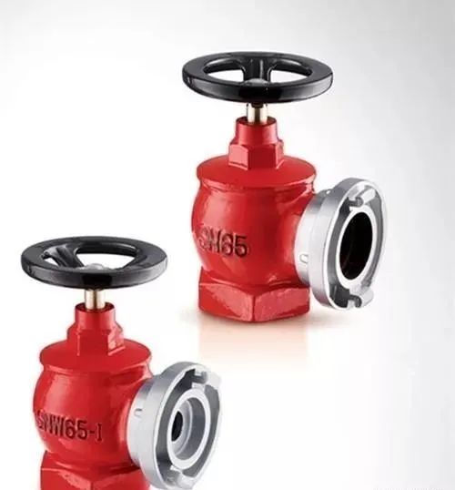 室內(nèi)消火栓箱內(nèi)一般應(yīng)配置什么？