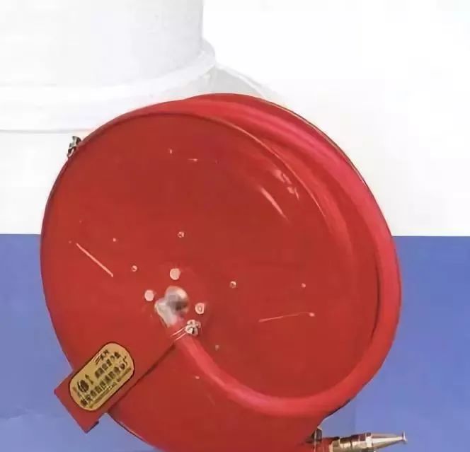 室內(nèi)消火栓箱內(nèi)一般應(yīng)配置什么？